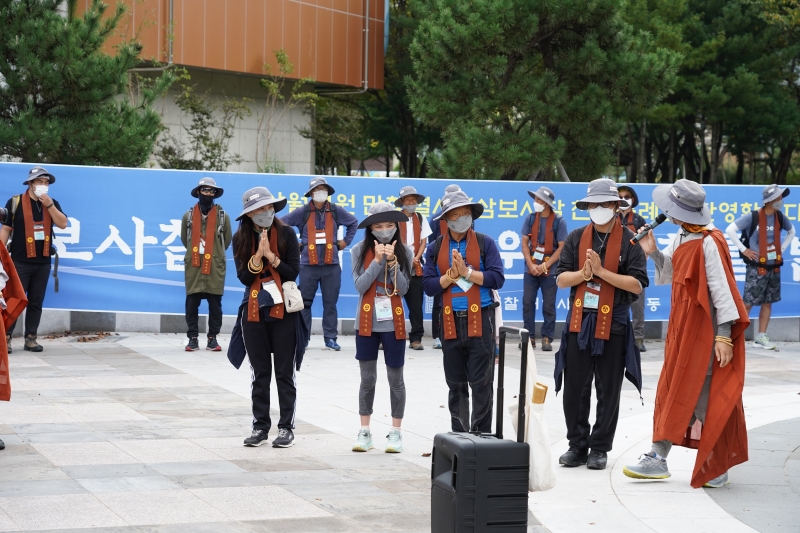 순례대중을 맞이하는 통도사 교구 대중들과 지역민들   (9)